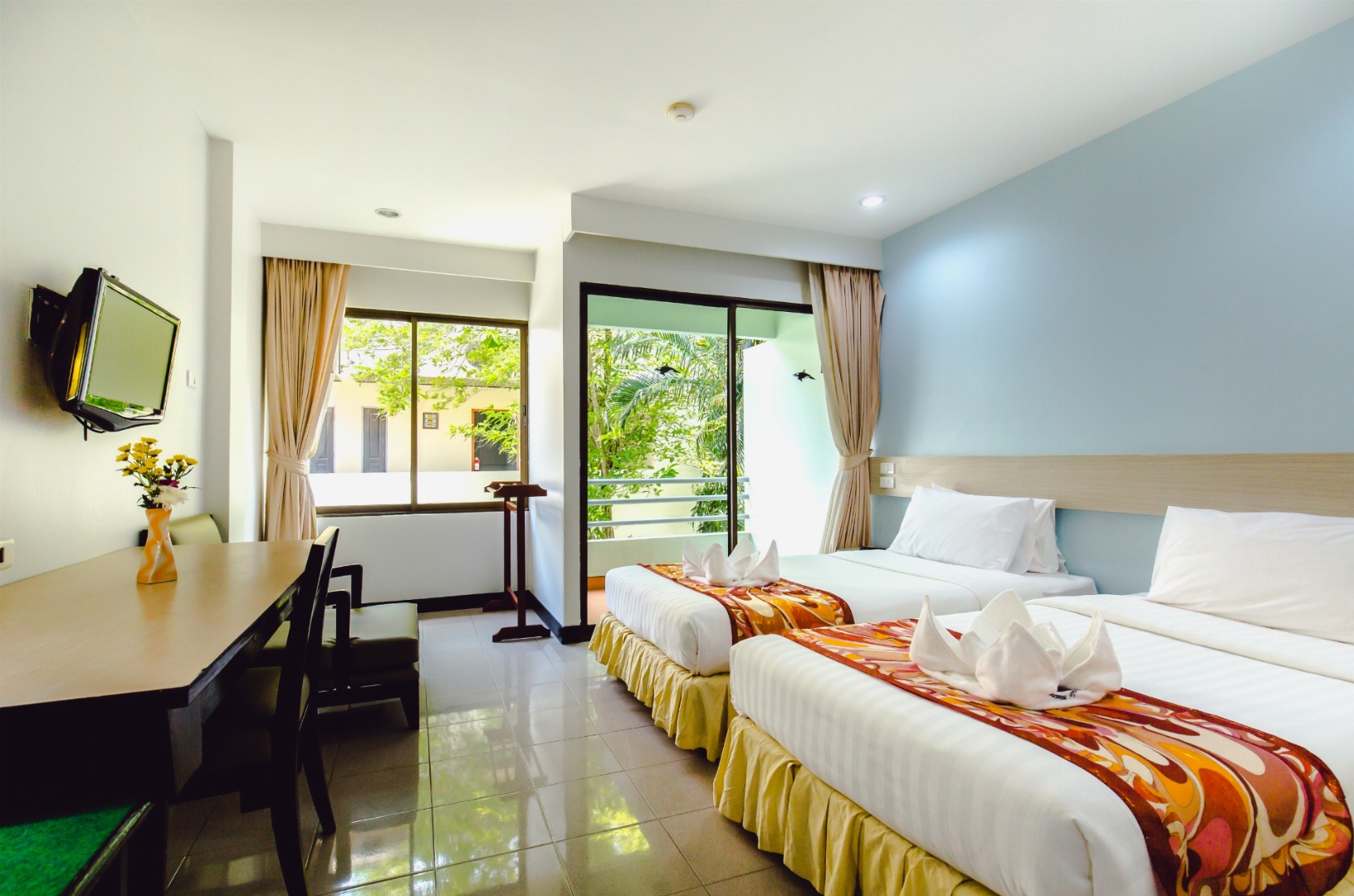 Принцесс сиа Вью Резорт Пхукет. Phoenix Hotel Karon Beach 4*. Karon Whale Resort. Бауманкаса Карон Бич Резорт Пхукет.